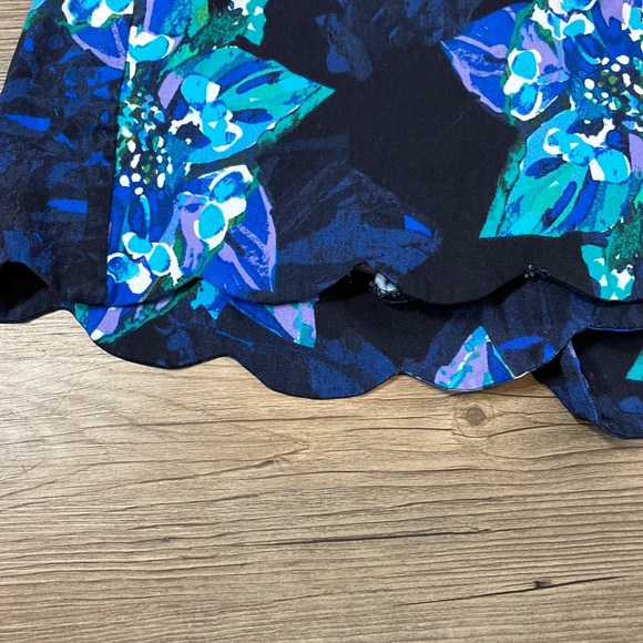 Attyre New York, Scalloped Edge Shorts, Women's size 6 - Picture 3 of 7